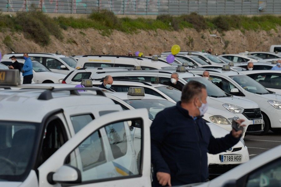 Manifestación-caravana para exigir la regulación del taxi