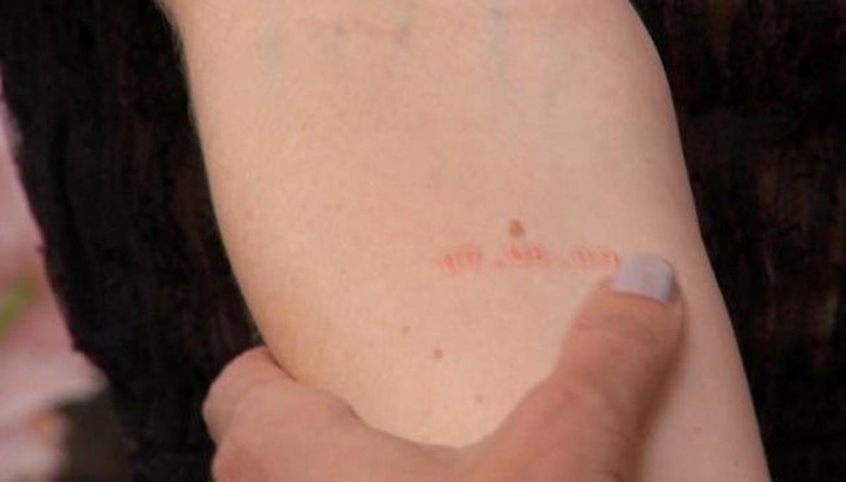 Sophie Turner llama la atención en los Emmy por su tatuaje