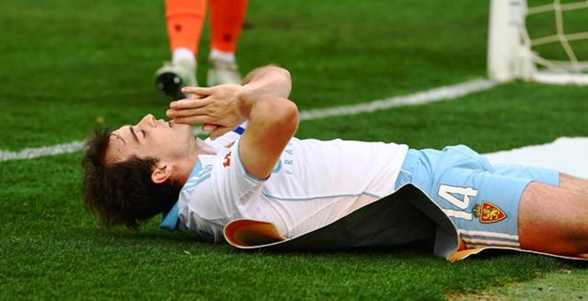 Francho Serrano se lamenta de una oportunidad fallada sobre el césped del Ibercaja Estadio.