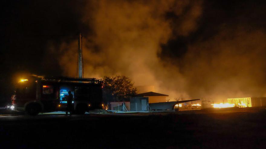 Un espectacular incendio calcina una fábrica de palets en La Marina