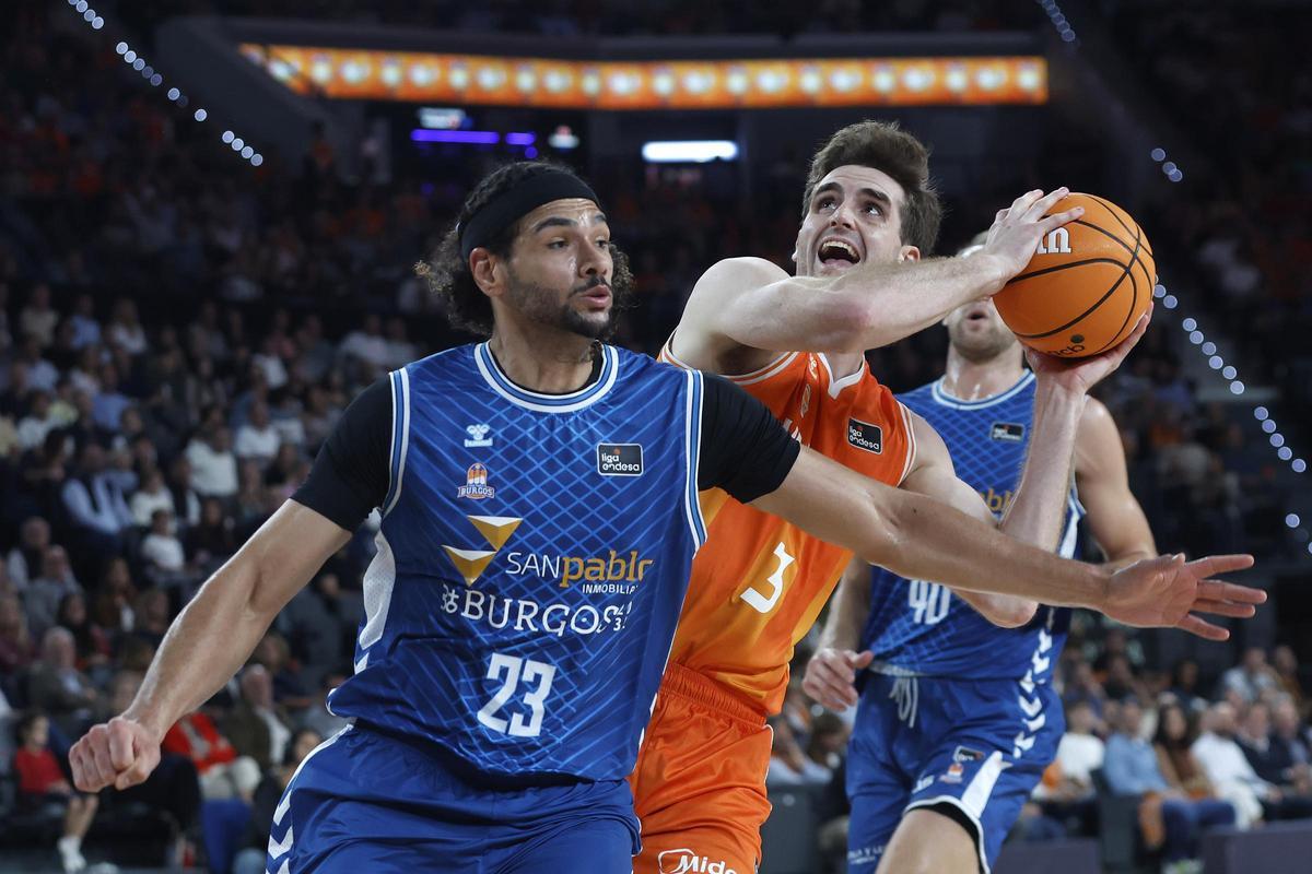 Nate Reuvers, en el partido de la primera vuelta de la Liga Endesa ante el San Pablo Burgos en el Roig Arena.