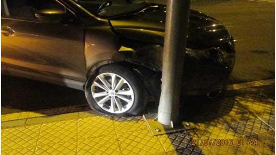 Imputan a un conductor de Badajoz que chocó con farola y multiplicaba por cuatro tasa alcohol