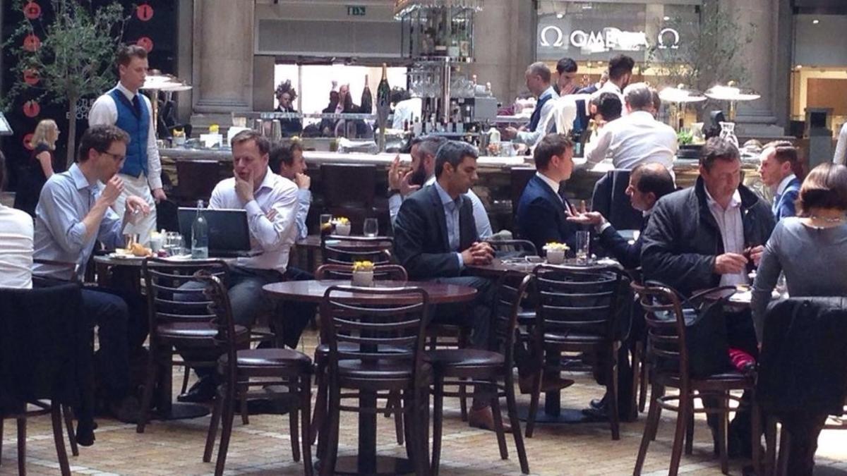Un grupo de ejecutivos de la City, a la hora de comer en la Royal Exchange.