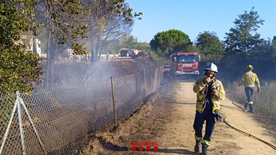 Els efectius dels Bombers treballant en l&#039;extinció del foc a Sils