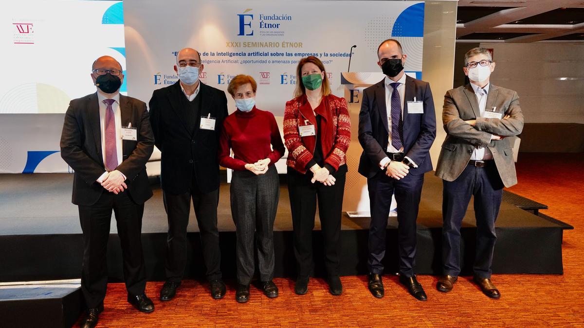 Los ponentes, con los organizadores del acto antes de comenzar la sesión.