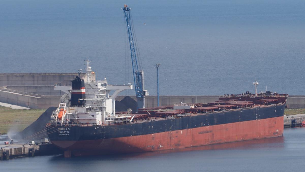 El barco, atracado en la ampliación de El Musel.