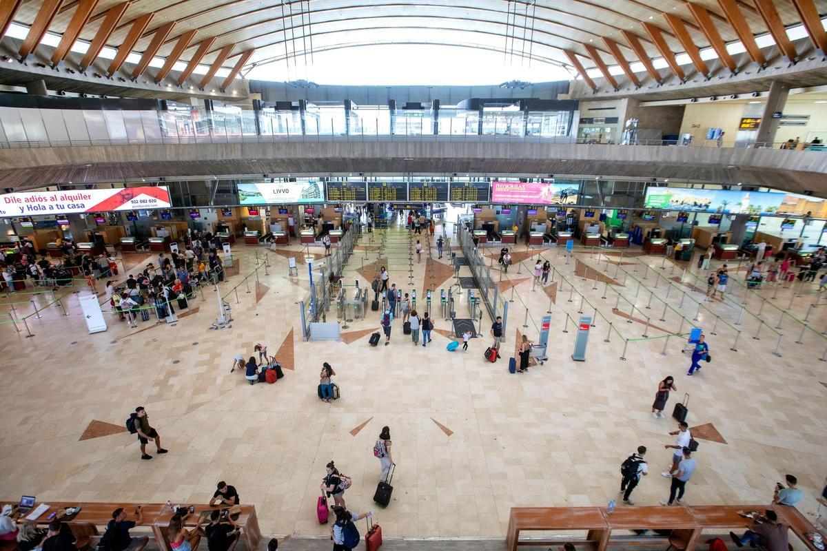 Pasajeros haciendo cola en el Aeropuerto de Tenerife Norte