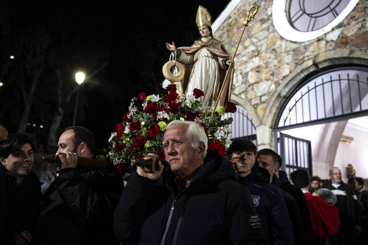 Los jugadores del colegio Diocesano de Cáceres cumplen su promesa y portan a San Blas en su procesión