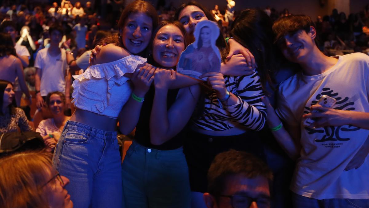 1400 olesans donen suport a Chanel des del teatre de la Passió