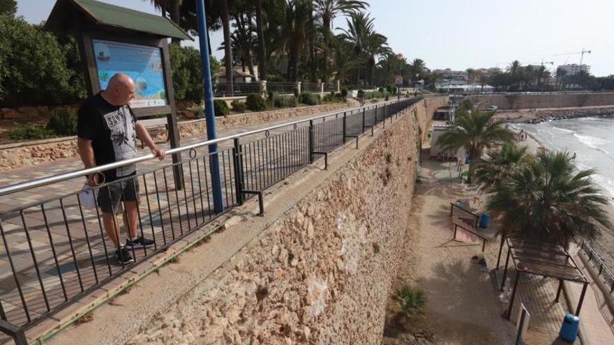 Un joven inglés muerto y otro grave al caer de un paseo marítimo de Orihuela Costa