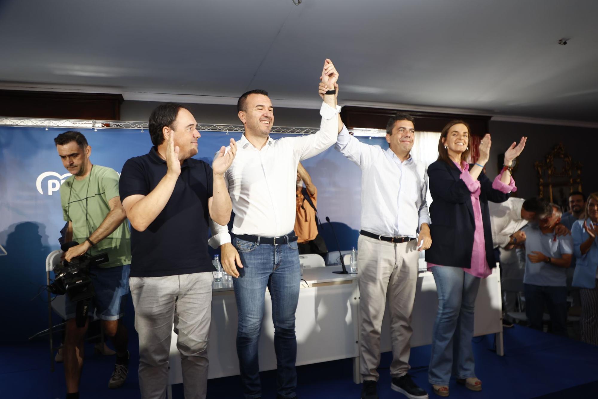Mazón y el resto de la cúpula del PP en la junta provincial de los populares en Nàquera