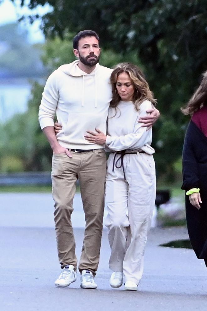 Ben Affleck y Jennifer Lopez pasean, abrazados por Los Hamptons, Nueva York