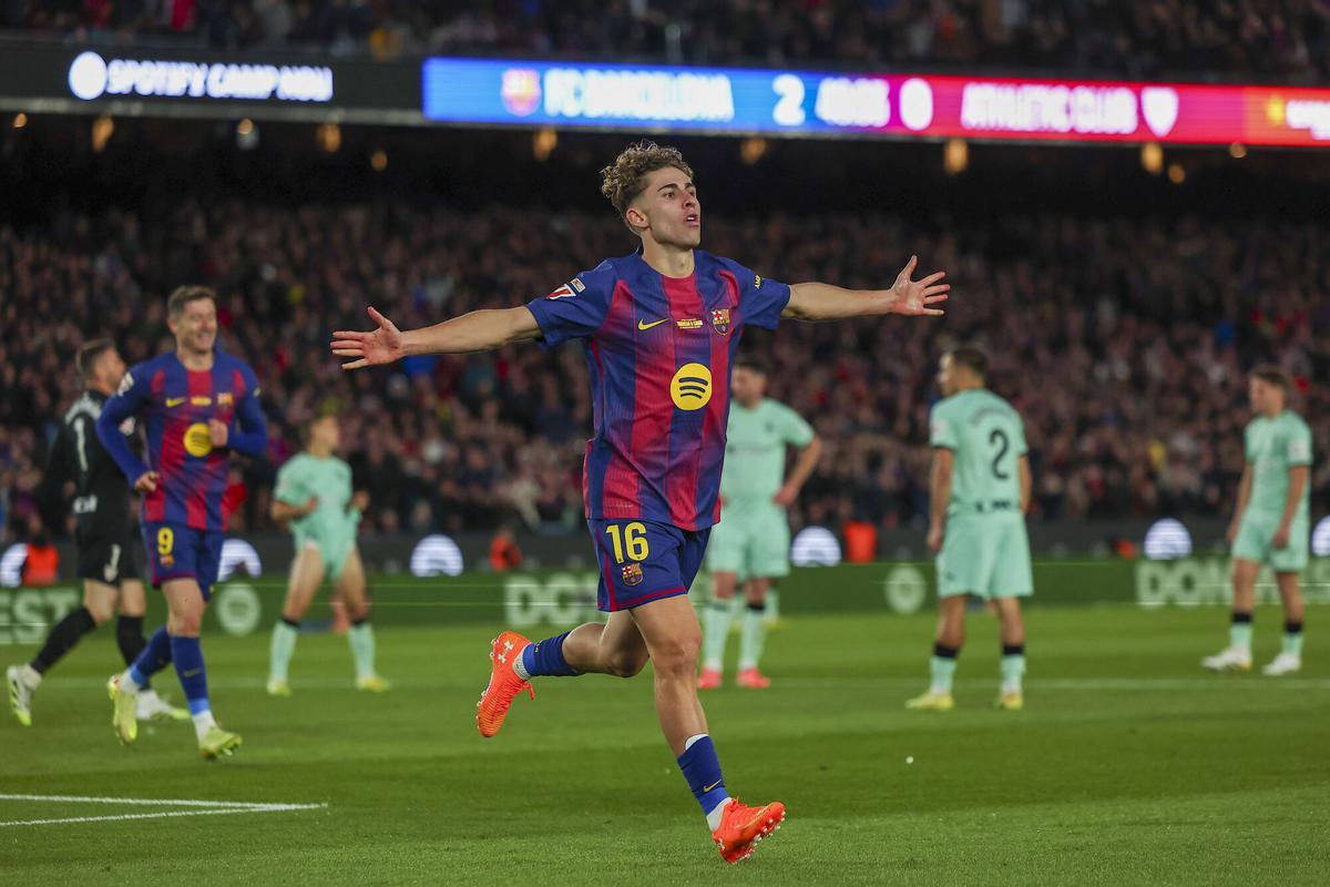 Fermín López celebra uno de sus goles en el Spotify Camp Nou