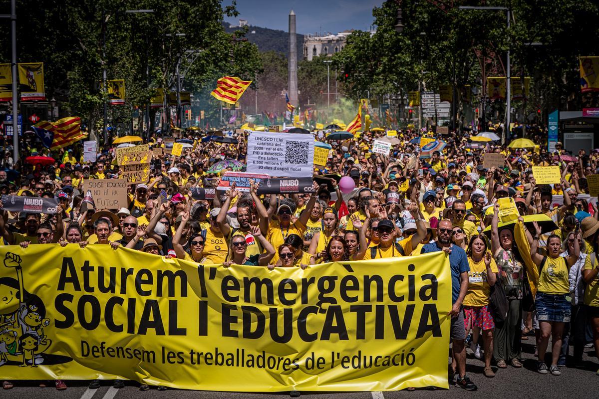 Manifestación de profesores, familias y otras entidades por un nuevo modelo de escuela en Catalunya.