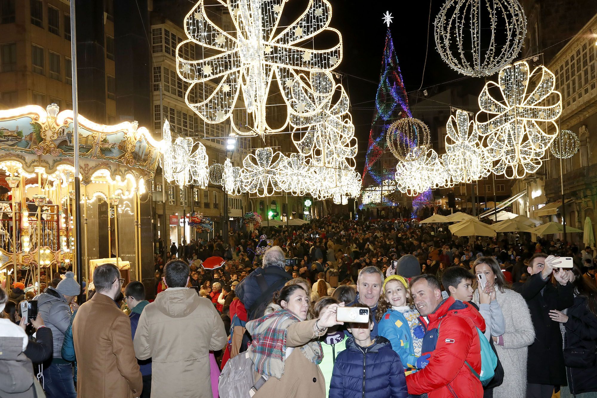 Las calles del centro de Vigo a rebosar de visitantes para ver las luces