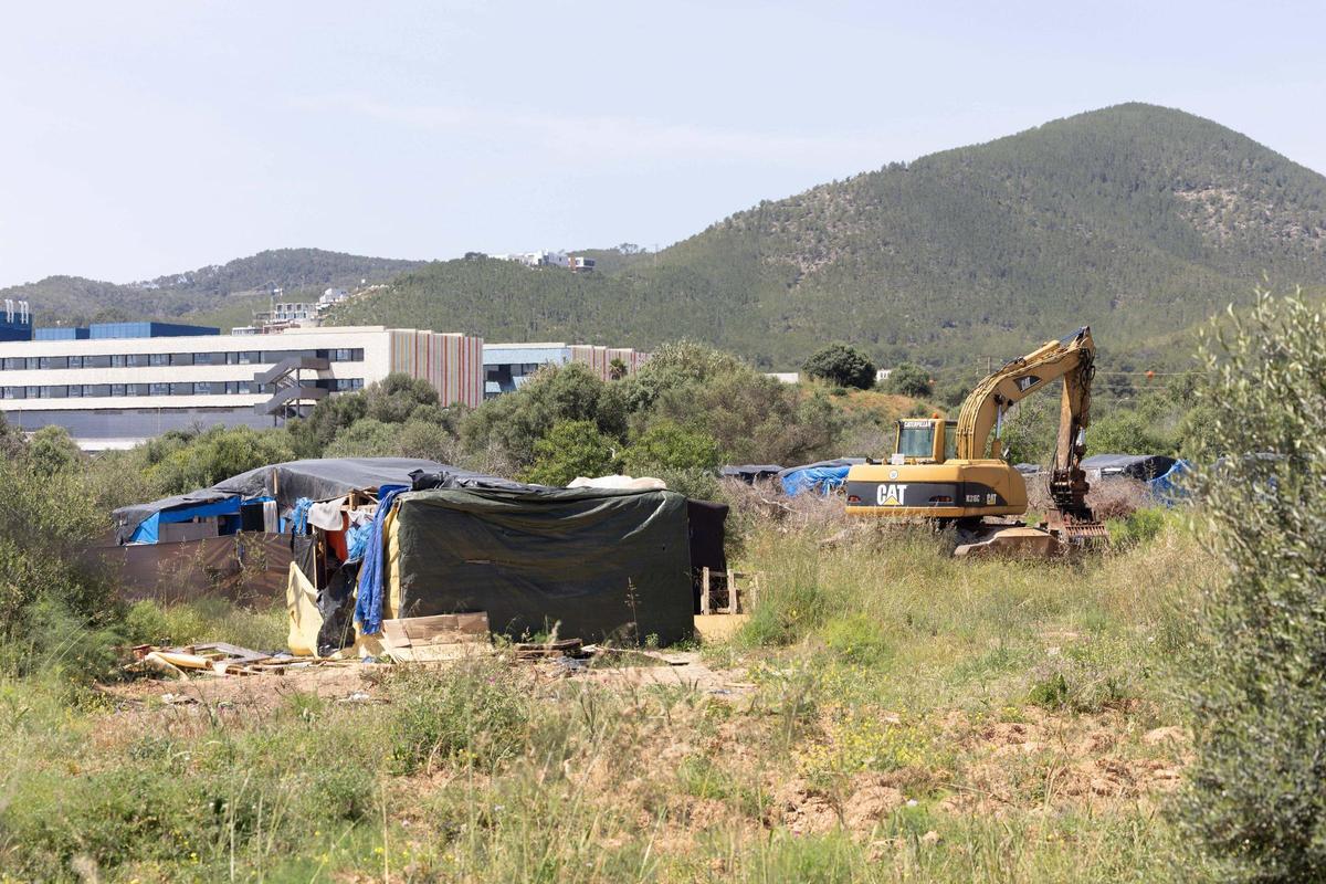 Todas las imágenes del desalojo del asentamiento más grande de Ibiza: sa Joveria