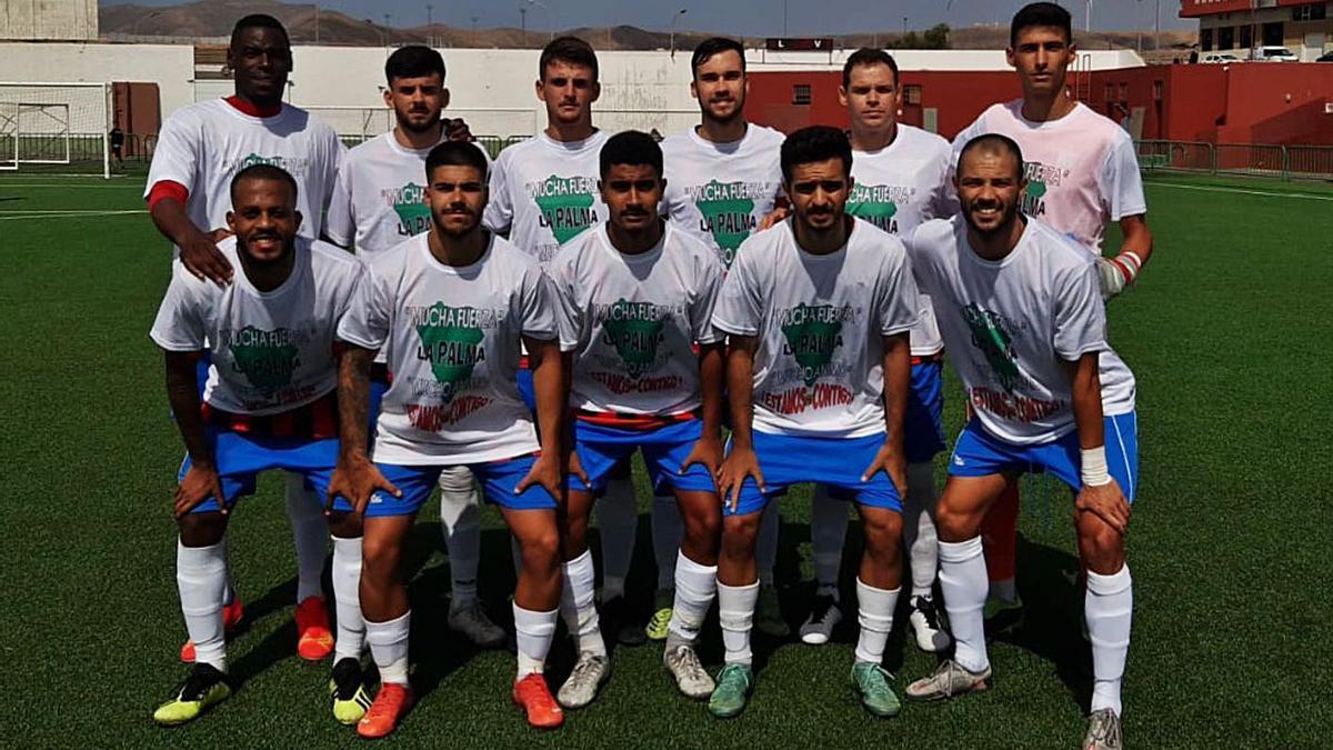 Los futbolistas del Unión Viera saltaron al campo con unas camisetas de apoyo a La Palma por la crisis vulcanológica. | | LP/DLP