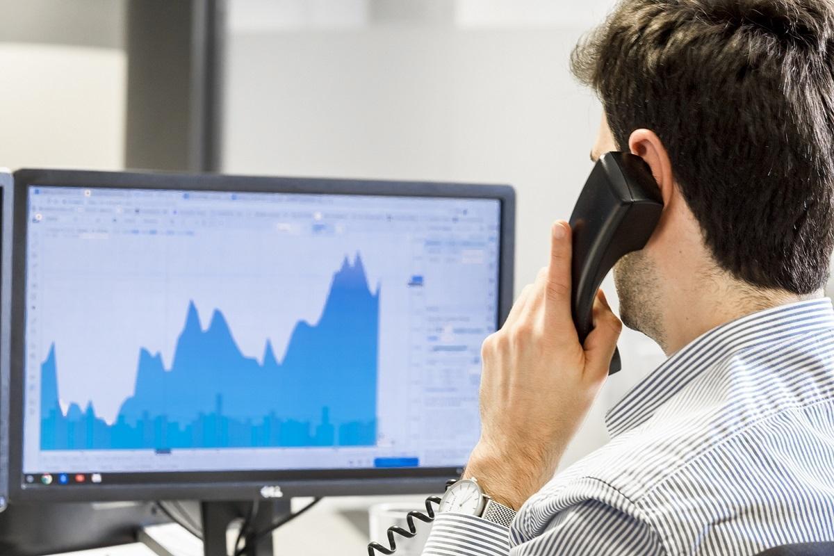 Un empleado de una empresa tecnológica, frente a su ordenadror.