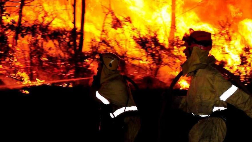 Un incendio forestal en el monte Xiabre. // Iñaki Abella