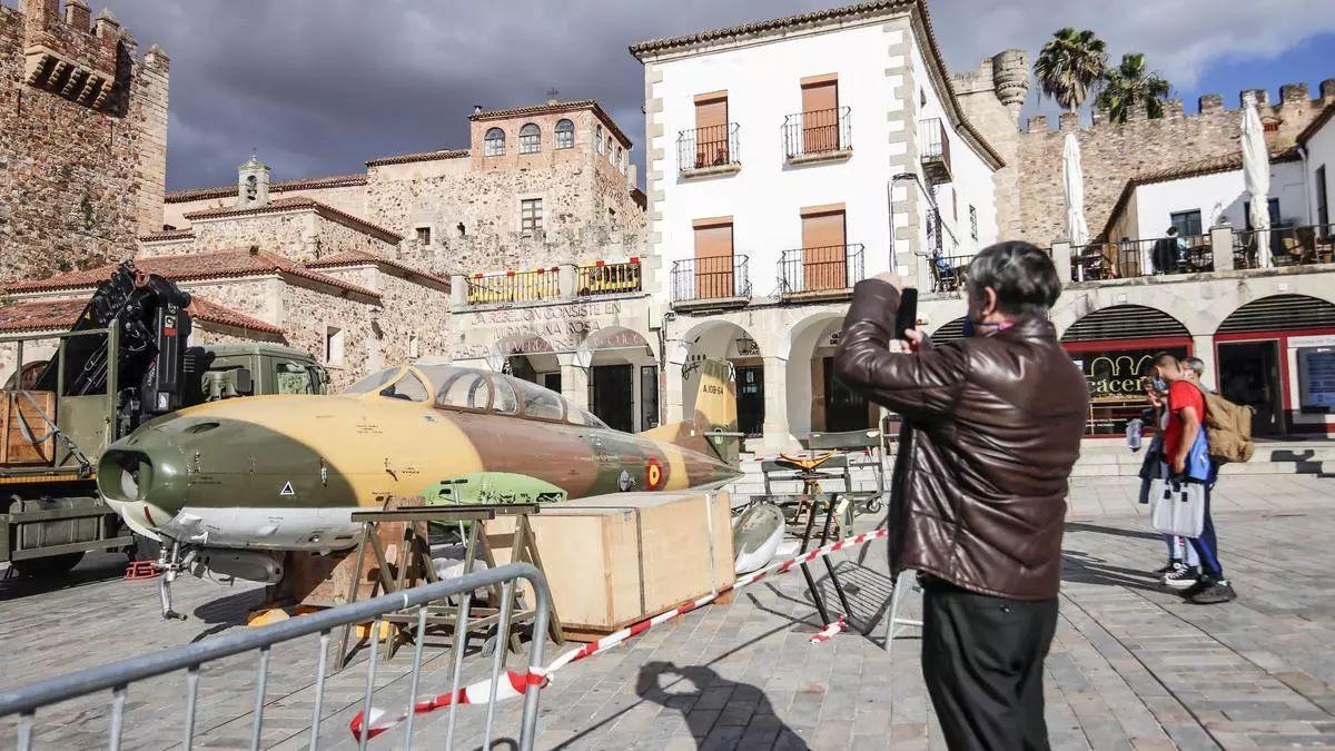Imagen de archivo de un avión militar en una exposición celebrada en la plaza Mayor de Cáceres.