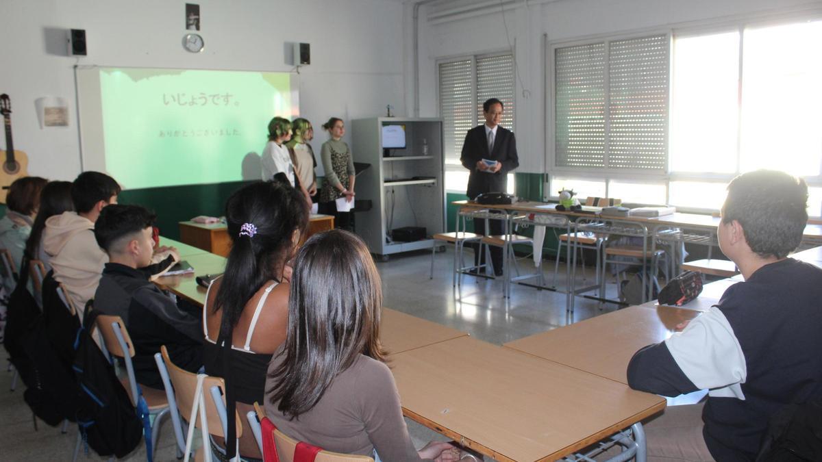 L’ambaixador del Japó adreçant-se als alumnes de l’Institut Alexandre Deulofeu.