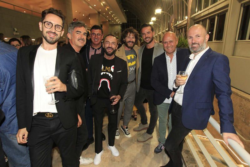 El fotógrafo de la revista Urban, José Luis Abad con un grupo de amigos durante el cóctel de los Premios Levante-EMV/Prensa Ibérica