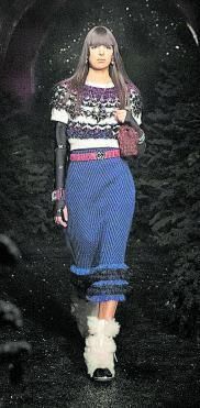 Una de las modelos desfilan con diseños de Chanel. | // EFE