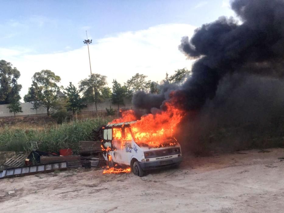 Arde una furgoneta en los jardines junto al Oceanogràfic