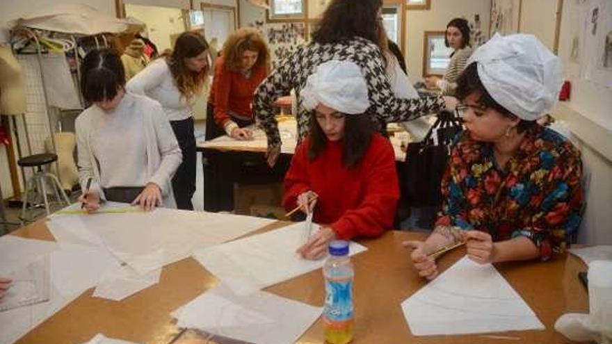 Alumnos de Bellas Artes aprenden a hacer sombreros. // R. V.