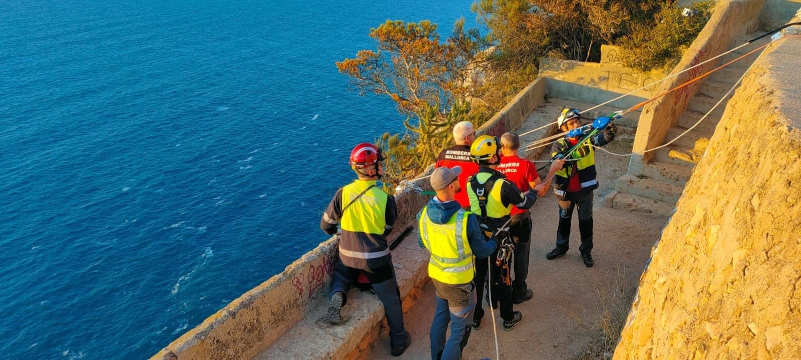 Así ha sido rescate de una perrita Yorkshire en un acantilado de 30 metros en Mallorca