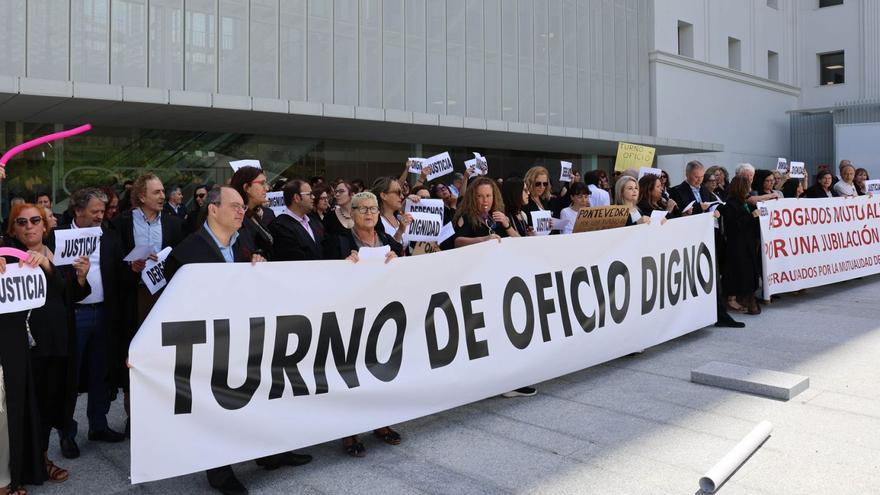 Los abogados vigueses animan a los procuradores a unirse a su lucha: “Esto es imparable”