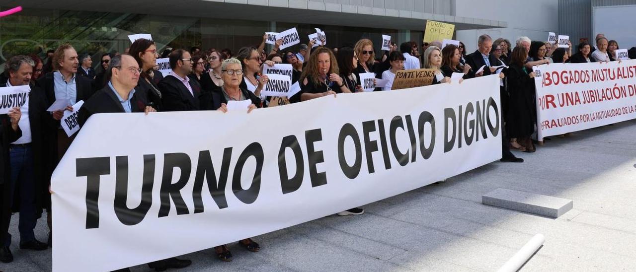 La concentración de abogados que se celebró ayer ante la Ciudad de la Justicia de Vigo.