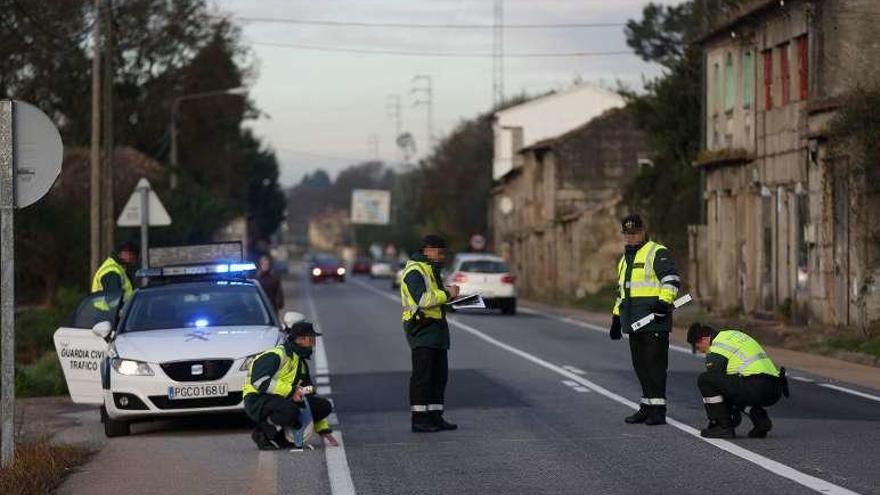 Agentes de la Guardia Civil, ayer, en la reconstrucción del siniestro . // Nick