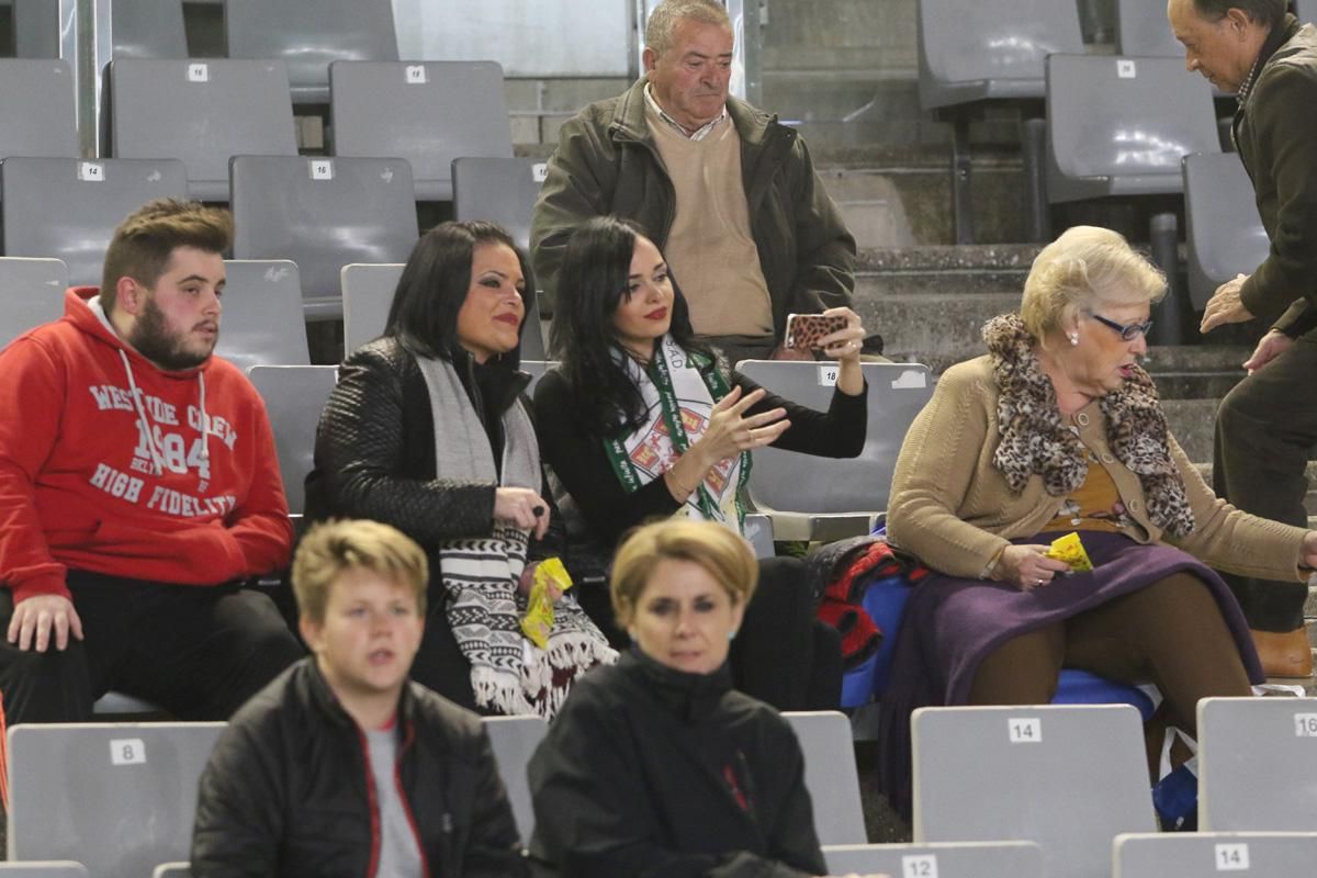 FOTOGALERÍA // El ambiente de la grada en el Córdoba-Osasuna