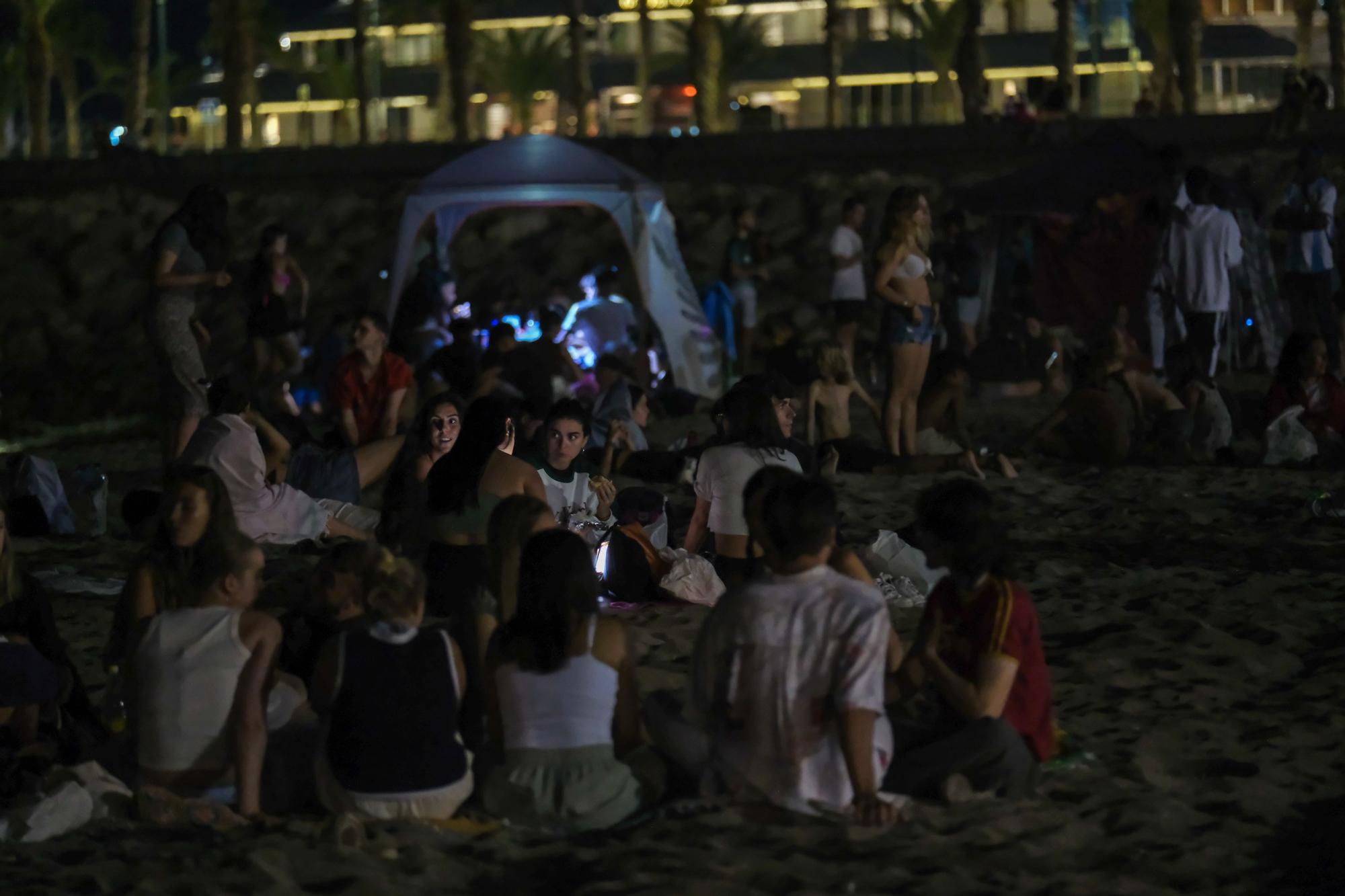 Málaga celebra una noche de San Juan llenando las playas de hogueras y fiesta