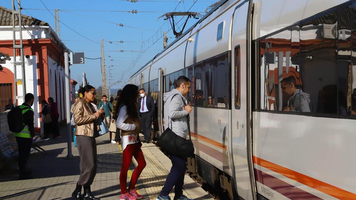 Viajeros toman el tren en el Valle del Guadalquivir.