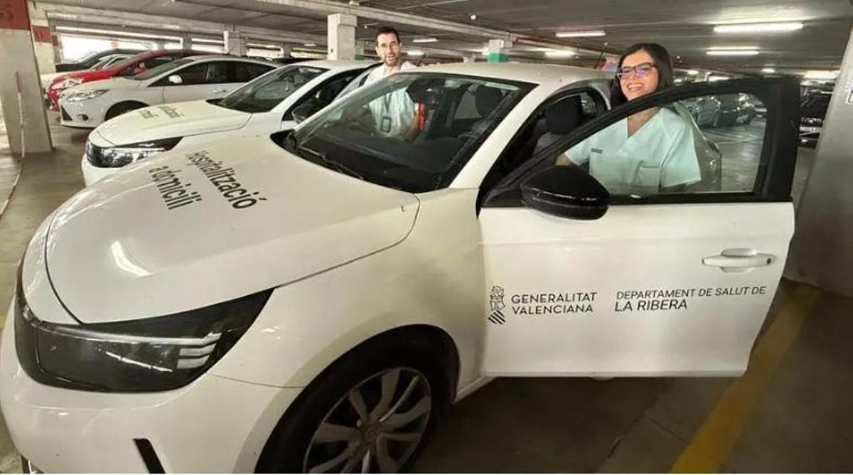 Un vehículo y personal de la Unidad de Hospitalización a Domicilio en una imagen de archivo.