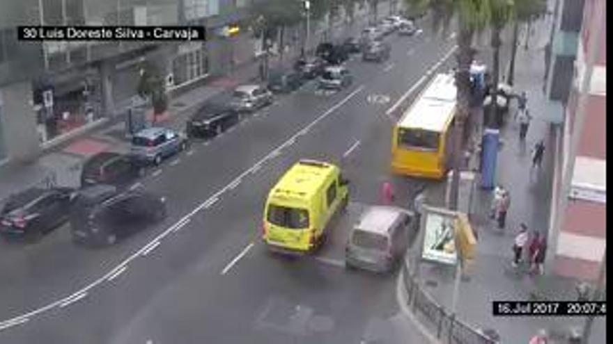 Un coche colisiona contra una guagua en Luis Doreste Silva