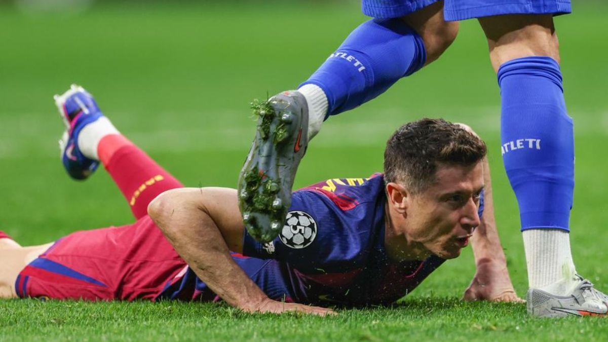 Robert Lewandowski, en el suelo en el Metropolitano