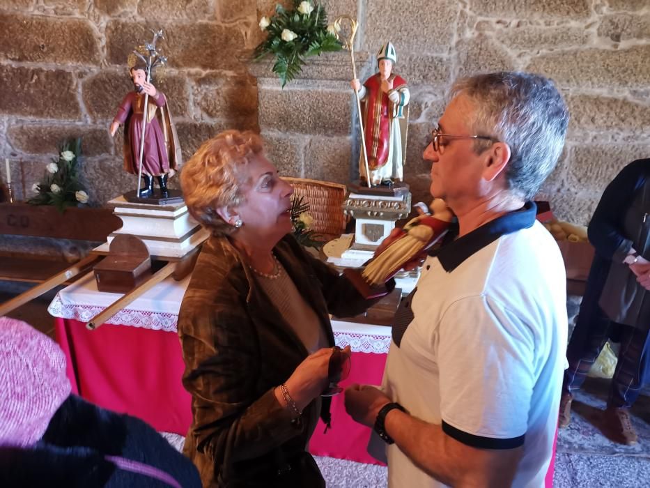 Los devotos, durante la fiesta de San Blas en el pazo de O Seixo.