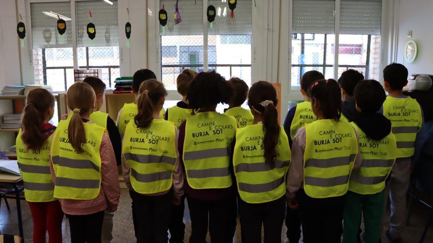 Chalecos amarillos para caminar con seguridad al colegio en Burjassot