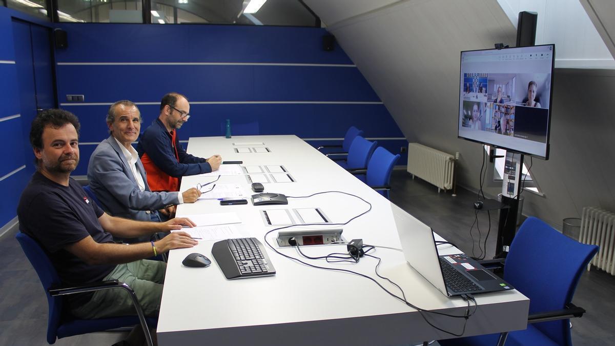 Reunión de la junta rectora de la UNED con su máximo responsable, Juan Carlos M. Mato, en el centro.