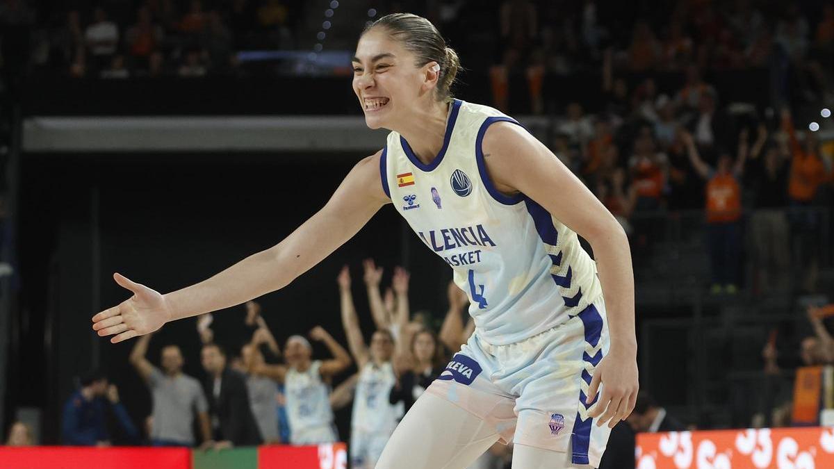 Paula Saravia, en uno de sus partidos con el Valencia Basket.