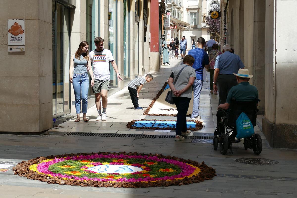 Les catifes de Corpus omplen de color l'entorn de Sant Pere de Figueres