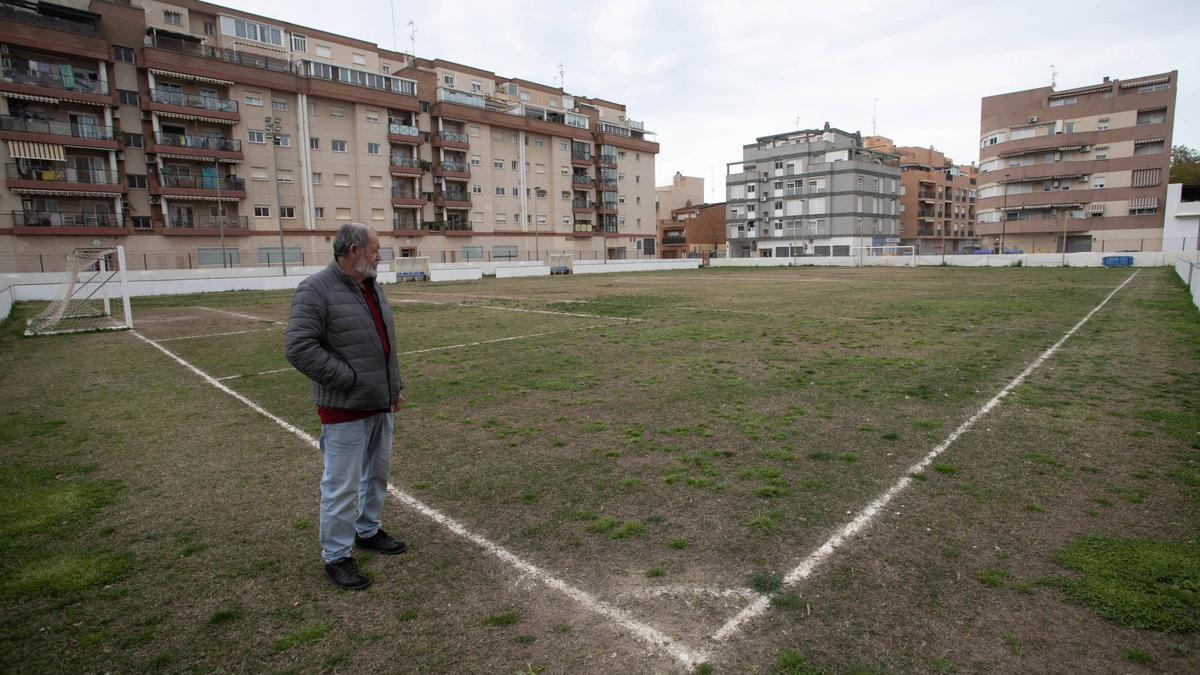 Estado del césped de la instalación municipal hace unos meses.