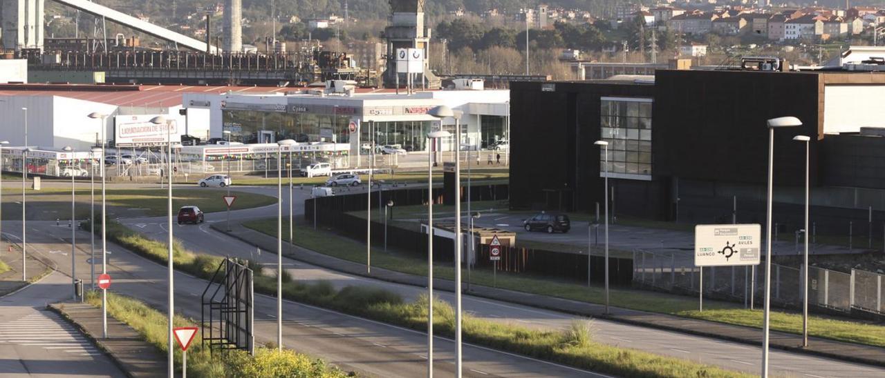 En primer término, el edificio de Idonial en el Parque Científico y Tecnológico de Avilés; al fondo, las baterías de coque.