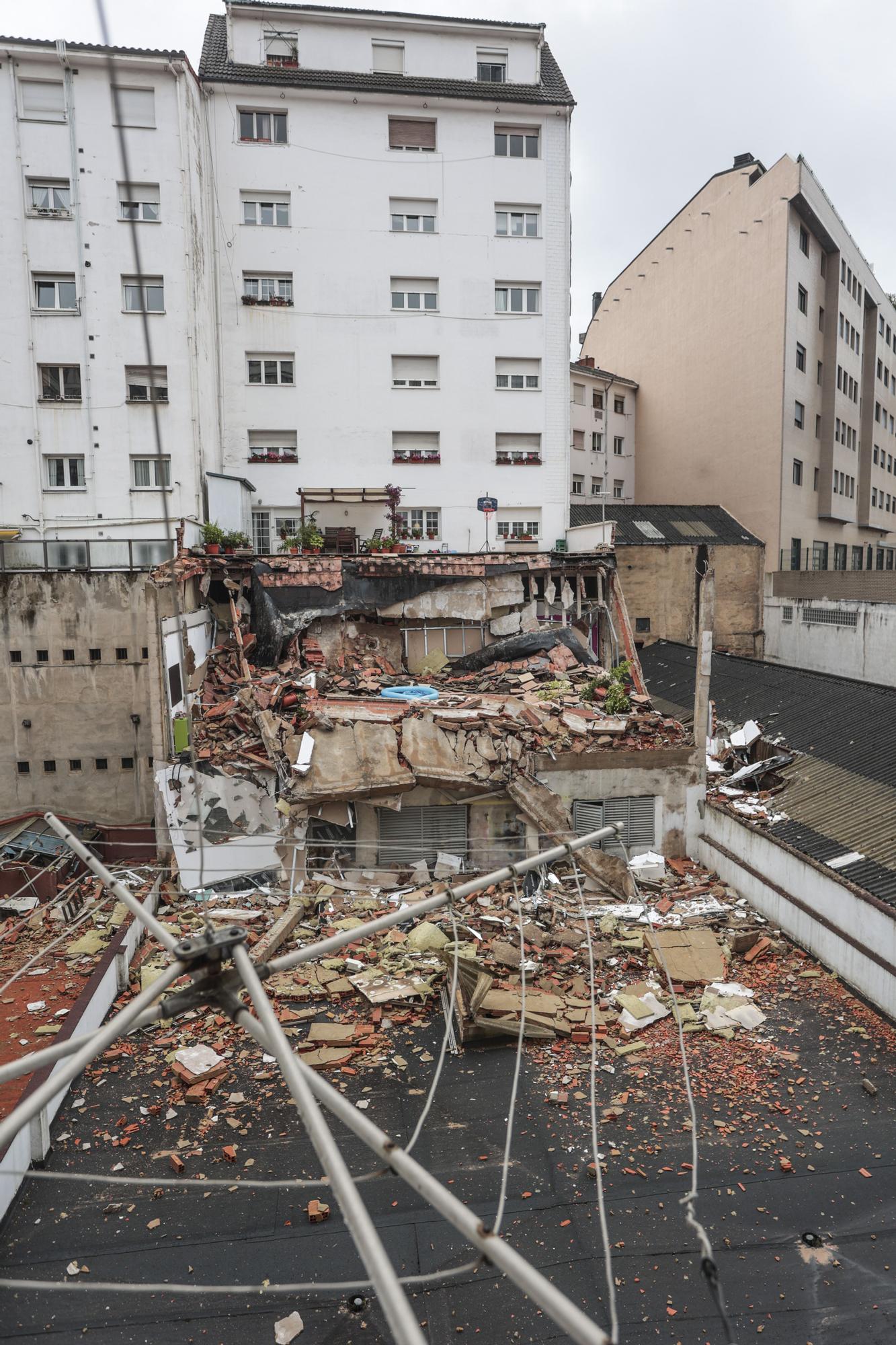 EN IMÁGENES: El derrumbe de una terraza por las lluvias aplasta una academia de baile vacía en Oviedo