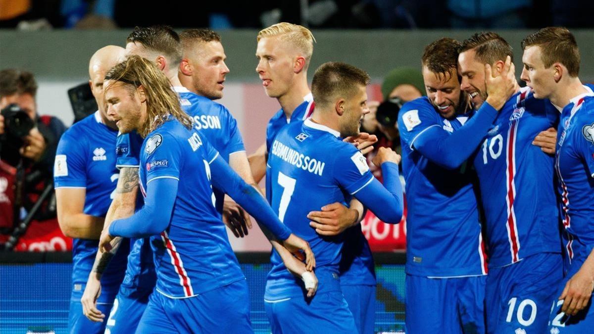 Los jugadores islandeses celebran uno de sus goles a Kosovo.