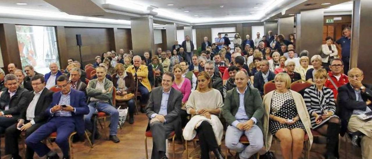La asamblea reunió a unos 150 militantes, ayer, en la sede del partido. // Marta G. Brea