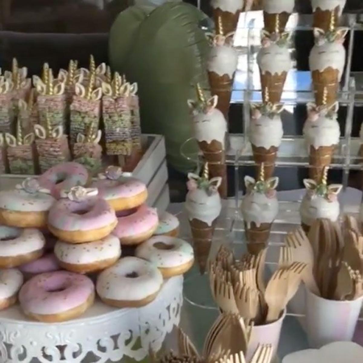 Donuts, cucuruchos y polos de unicornio en la fiesta de North West y Penelope Disick